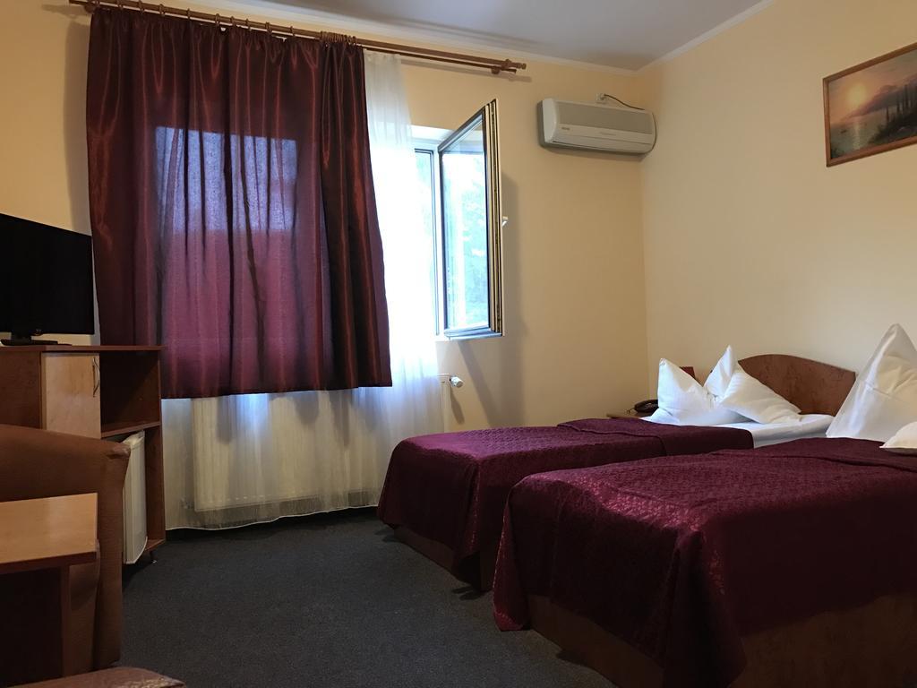 Hotel Cardinal Satu Mare Bagian luar foto