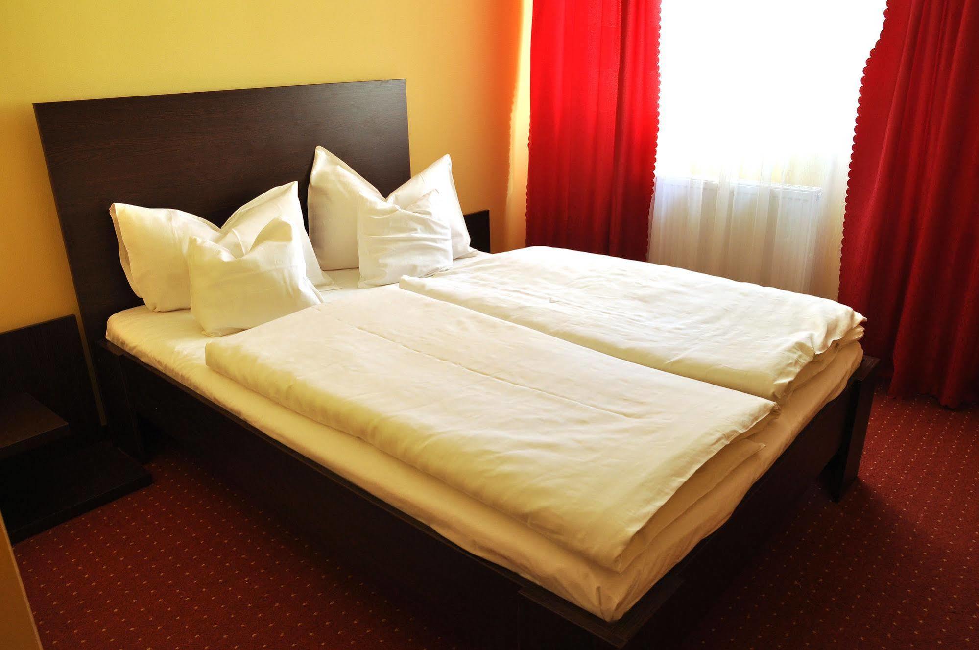 Hotel Cardinal Satu Mare Bagian luar foto