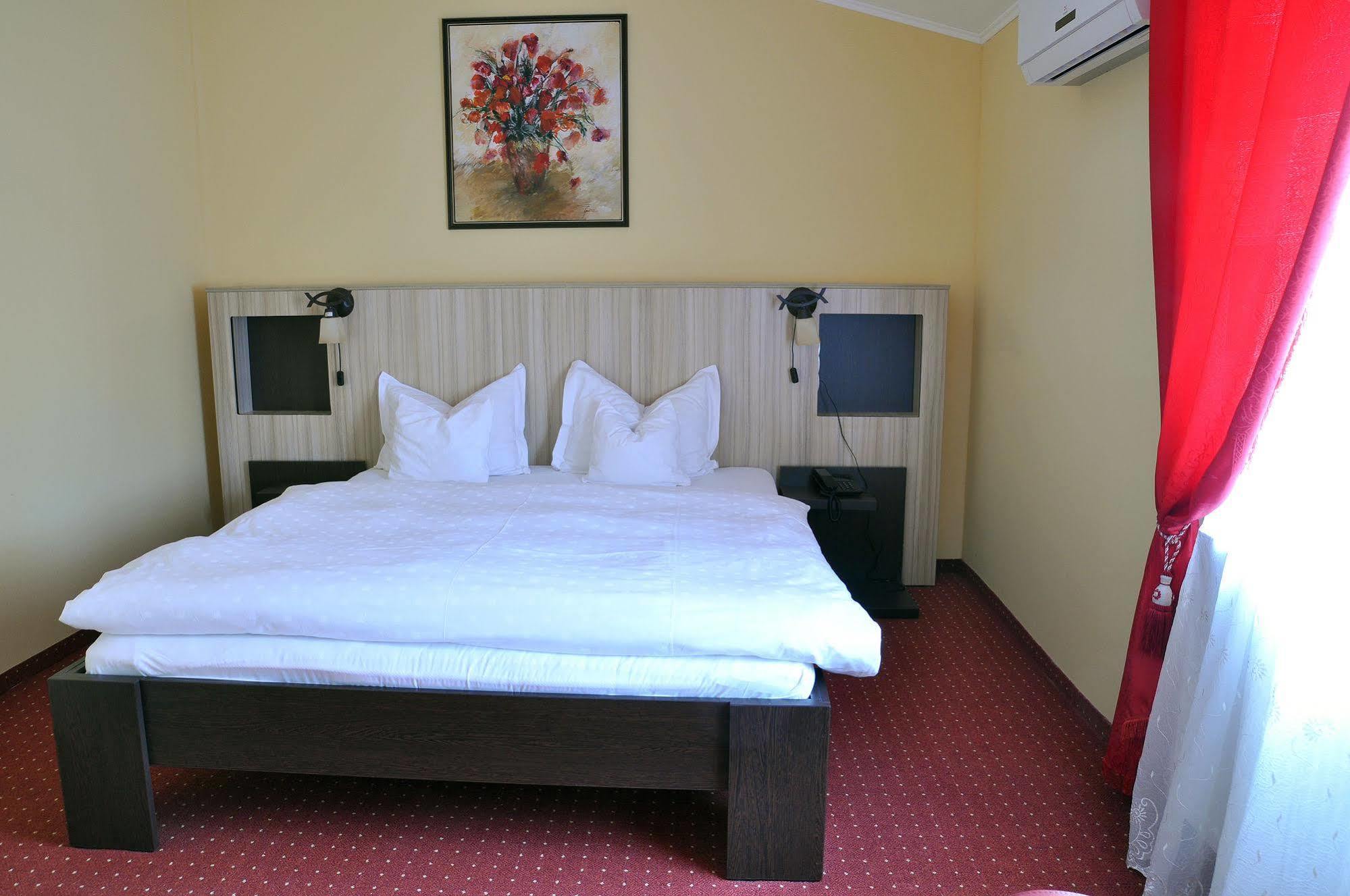 Hotel Cardinal Satu Mare Bagian luar foto