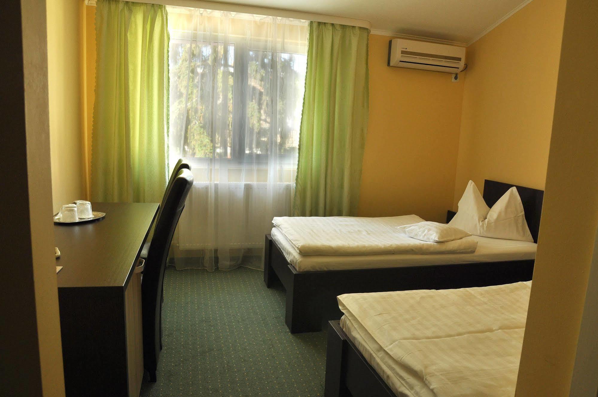 Hotel Cardinal Satu Mare Bagian luar foto