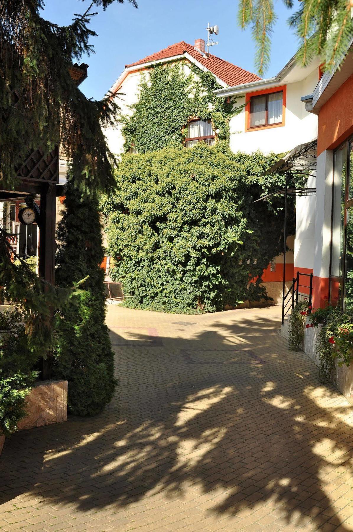 Hotel Cardinal Satu Mare Bagian luar foto